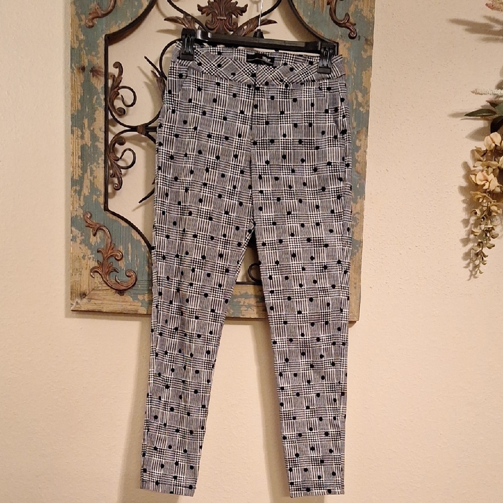 BeBop Black &  White Polka DOT Ankle Cropped Pants. Size 5